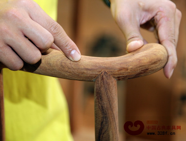 明式家具的設(shè)計(jì)和生產(chǎn)都是嚴(yán)格章法的,如官帽椅帽翅弧度的最低點(diǎn),要與后腿在一條直線上,才是一把形制優(yōu)雅的椅子 明式家具的設(shè)計(jì)和生產(chǎn)都是嚴(yán)格章法的,如官帽椅帽翅弧度的最低點(diǎn),要與后腿在一條直線上,才是一把形制優(yōu)雅的椅子