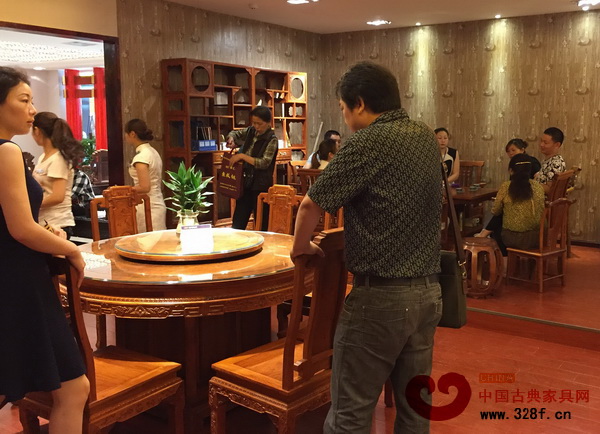 東成紅木樂(lè)山旗艦店內(nèi)景 