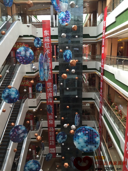 東成紅木旗艦店位于意凡家世界五樓 