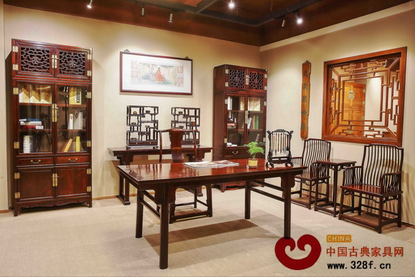 黑褐色在中式家居中自成一派,別有一番味道(區(qū)氏臻品沙溪店書房一角) 黑褐色在中式家居中自成一派,別有一番味道(區(qū)氏臻品沙溪店書房一角)