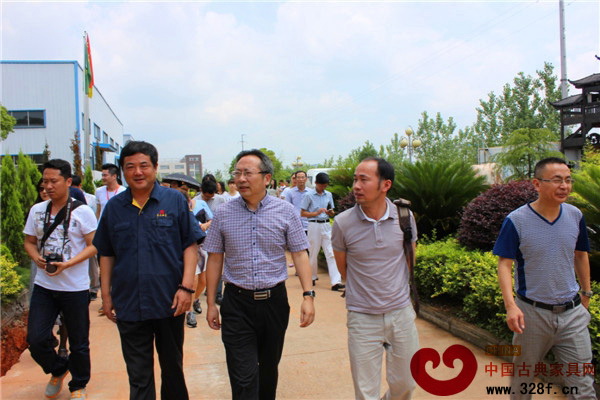 江西省鄱陽縣委常委、宣傳部長徐乃華(前排左二)陪同采訪團(tuán)參觀魯班木藝江西總廠 江西省鄱陽縣委常委、宣傳部長徐乃華(前排左二)陪同采訪團(tuán)參觀魯班木藝江西總廠