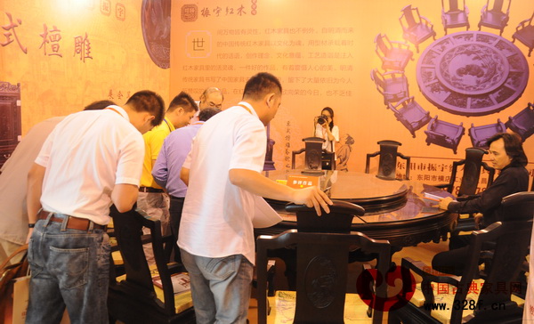 紅木行業(yè)領(lǐng)導(dǎo)、專家、大師們走訪企業(yè)展廳 紅木行業(yè)領(lǐng)導(dǎo)、專家、大師們走訪企業(yè)展廳