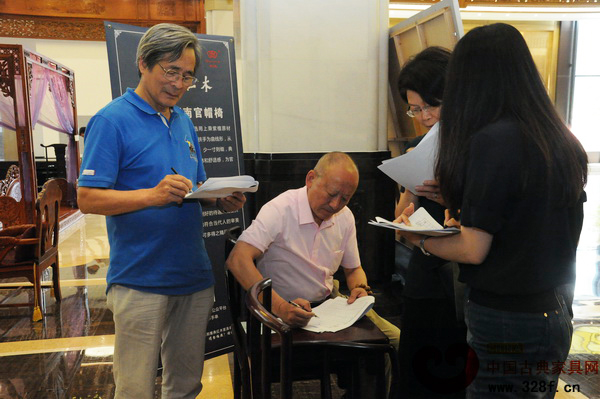 專家評(píng)審組對(duì)雅典紅木參展作品進(jìn)行認(rèn)真評(píng)審