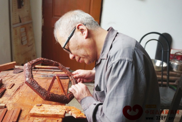 王認石在專注制作紅木小件