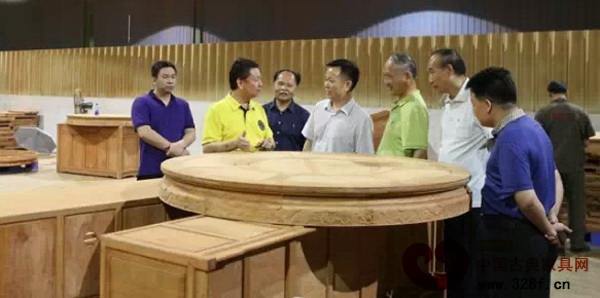 在國壽紅木董事長陳國壽、總經(jīng)理陳衛(wèi)棠等公司高層陪同下，湖北省監(jiān)利縣一行對國壽紅木進行了實地考察