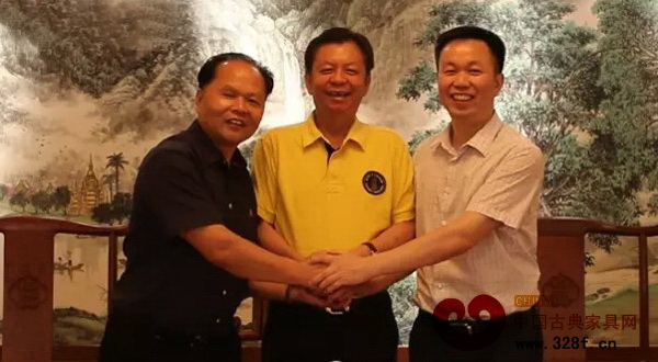 湖北省監(jiān)利縣縣長黃鎮(zhèn)（右）、國壽紅木董事長陳國壽（中）、元宗家具董事長任作輝合影留念 