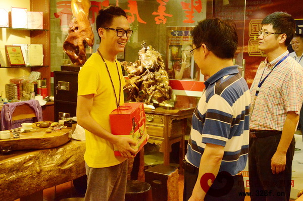 東陽中國木雕城的員工將粽子禮盒送到每一家市場商戶 東陽中國木雕城的員工將粽子禮盒送到每一家市場商戶