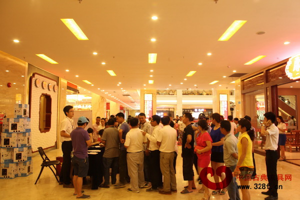 開業(yè)首日,買家具送電器,豪禮鉅獻,吸引了眾多買家到來 開業(yè)首日,買家具送電器,豪禮鉅獻,吸引了眾多買家到來