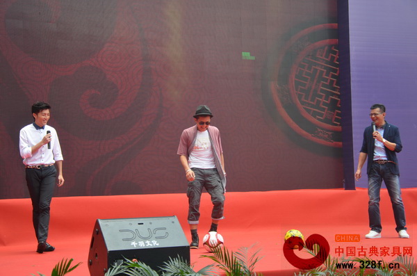 香港影視明星黃日華(右一)與星光大道冠軍趙浚承(左一)與現(xiàn)場粉絲互動 香港影視明星黃日華(右一)與星光大道冠軍趙浚承(左一)與現(xiàn)場粉絲互動