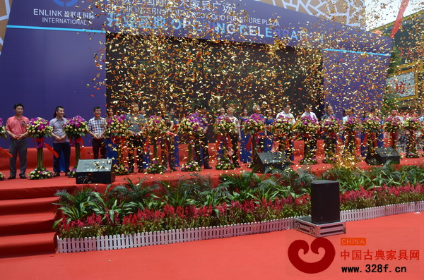 一眾領(lǐng)導(dǎo)嘉賓參加盈聯(lián)匯剪彩儀式,共同見證盈聯(lián)匯順利開業(yè) 一眾領(lǐng)導(dǎo)嘉賓參加盈聯(lián)匯剪彩儀式,共同見證盈聯(lián)匯順利開業(yè)