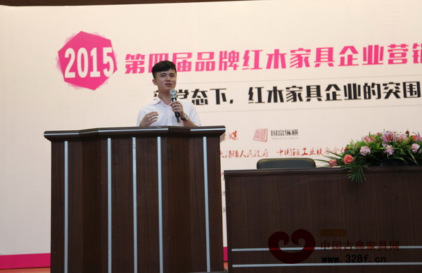 中國紅木委木材檢測中心中山辦主任、弘木傳媒CEO林偉華發(fā)表講話 中國紅木委木材檢測中心中山辦主任、弘木傳媒CEO林偉華發(fā)表講話