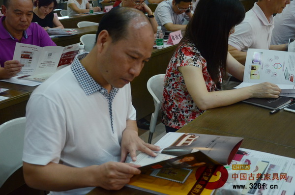 培訓(xùn)會現(xiàn)場,學(xué)員認(rèn)真閱讀弘木傳媒雜志 培訓(xùn)會現(xiàn)場,學(xué)員認(rèn)真閱讀弘木傳媒雜志