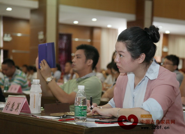 培訓(xùn)課程上,學(xué)員們在認(rèn)真地做筆記 培訓(xùn)課程上,學(xué)員們在認(rèn)真地做筆記