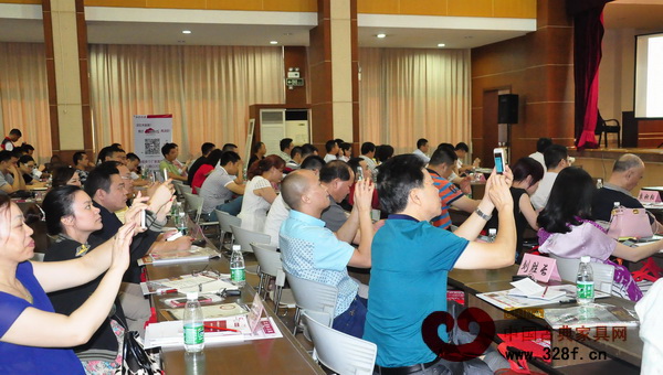 學(xué)員們紛紛用手機(jī)拍下課程內(nèi)容 學(xué)員們紛紛用手機(jī)拍下課程內(nèi)容