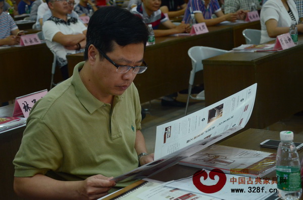 中山市大涌鎮(zhèn)鎮(zhèn)長文衛(wèi)戈認(rèn)真閱讀《大涌紅木報》 中山市大涌鎮(zhèn)鎮(zhèn)長文衛(wèi)戈認(rèn)真閱讀《大涌紅木報》