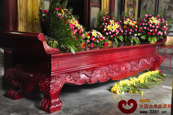 志成紅木為盛典制作的5.2米大供桌現(xiàn)擺放在伏羲廟 志成紅木為盛典制作的5.2米大供桌現(xiàn)擺放在伏羲廟
