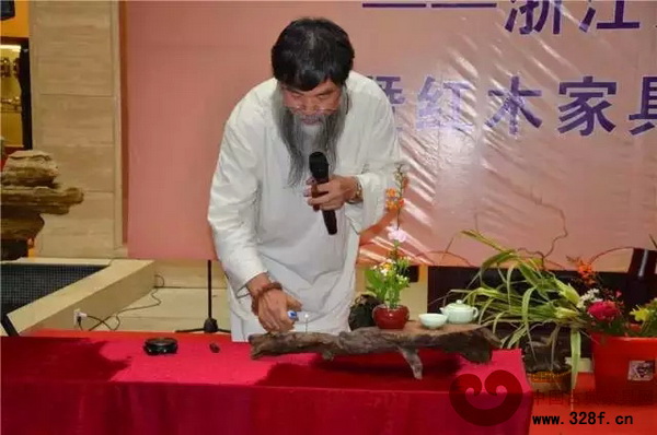 中國(guó)插花花藝協(xié)會(huì)常務(wù)理事、CCTV/2009“時(shí)尚中國(guó)”十大花藝師劉若瓦表演插花藝術(shù) 中國(guó)插花花藝協(xié)會(huì)常務(wù)理事、CCTV/2009“時(shí)尚中國(guó)”十大花藝師劉若瓦表演插花藝術(shù)