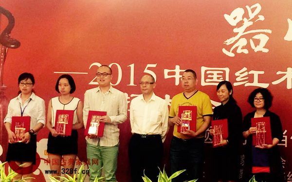 卓木王紅木總經(jīng)理杜長江(圖左三)出席“第三屆金斧獎”頒獎儀式 卓木王紅木總經(jīng)理杜長江(圖左三)出席“第三屆金斧獎”頒獎儀式