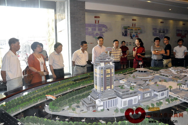 與會領導嘉賓觀看了紅博城沙盤 與會領導嘉賓觀看了紅博城沙盤