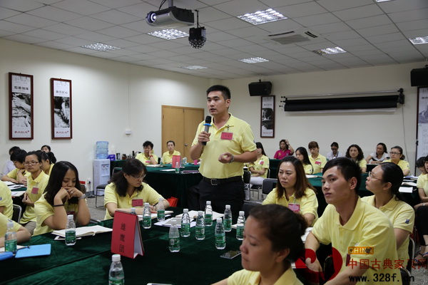 戴為紅木導(dǎo)購培訓(xùn)會互動環(huán)節(jié)，學(xué)員踴躍發(fā)言