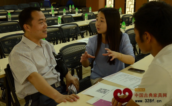 弘木傳媒工作人員向紅木家具企業(yè)負責人講解紅木云團購節(jié)相關細節(jié) 弘木傳媒工作人員向紅木家具企業(yè)負責人講解紅木云團購節(jié)相關細節(jié)