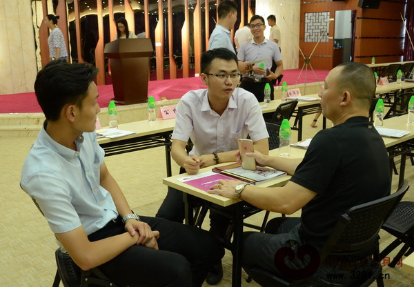 一企業(yè)負責人與弘木傳媒工作人員交流紅木云團購節(jié)和精品鑒賞會的看法 一企業(yè)負責人與弘木傳媒工作人員交流紅木云團購節(jié)和精品鑒賞會的看法