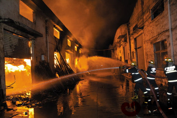 某紅木家具廠大火現(xiàn)場 某紅木家具廠大火現(xiàn)場