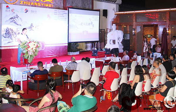 愛心點(diǎn)燃希望慈善拍賣會(huì)現(xiàn)場(chǎng)