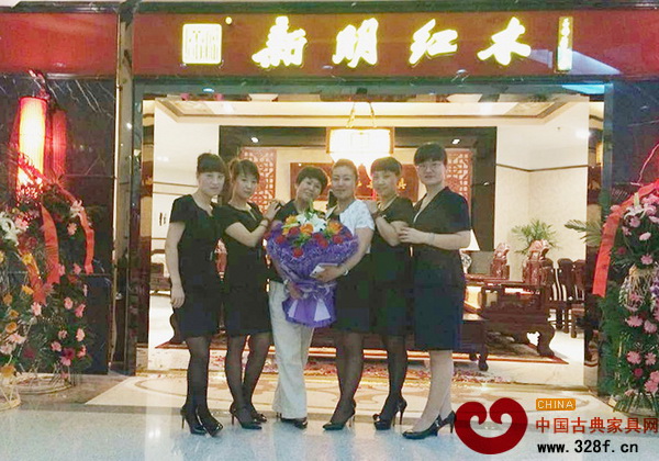 梁秀絨與她的團(tuán)隊(duì)的合影 梁秀絨與她的團(tuán)隊(duì)的合影