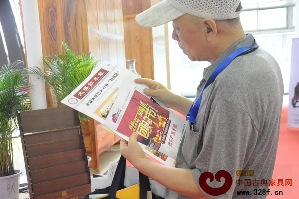 觀展者仔細(xì)閱讀首屆紅木云團(tuán)購(gòu)節(jié)信息 觀展者仔細(xì)閱讀首屆紅木云團(tuán)購(gòu)節(jié)信息