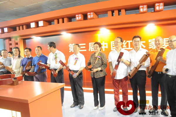 北京展開幕式上,構(gòu)思精巧的魯班鎖吸引了眾嘉賓的關(guān)注 北京展開幕式上,構(gòu)思精巧的魯班鎖吸引了眾嘉賓的關(guān)注