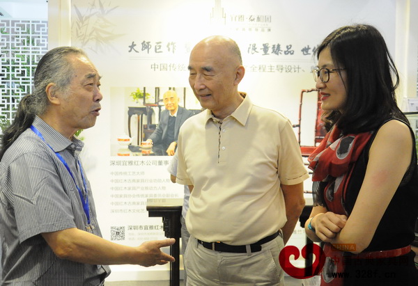 中國(guó)明式家具文化研究院院長(zhǎng)濮安國(guó)(左一)與中國(guó)傳統(tǒng)傳統(tǒng)工藝大師、泰和園董事長(zhǎng)邵湘文(中)在展會(huì)上交流 中國(guó)明式家具文化研究院院長(zhǎng)濮安國(guó)(左一)與中國(guó)傳統(tǒng)傳統(tǒng)工藝大師、泰和園董事長(zhǎng)邵湘文(中)在展會(huì)上交流