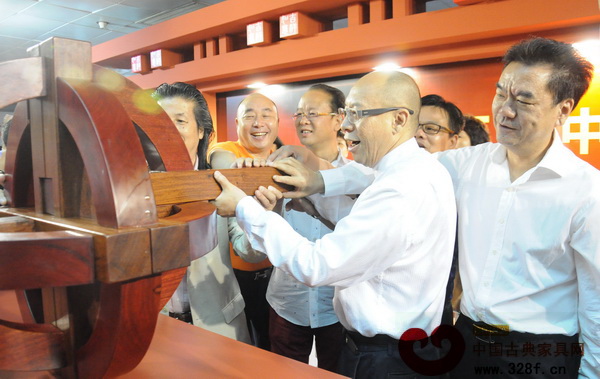 今年北京展以魯班鎖拼接作為開幕儀式的亮點環(huán)節(jié),充分體現了其對中式文化傳承的高度重視 今年北京展以魯班鎖拼接作為開幕儀式的亮點環(huán)節(jié),充分體現了其對中式文化傳承的高度重視