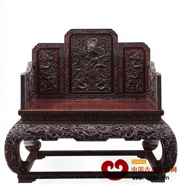 京作家具注重繁復的裝飾(圖為區(qū)氏臻品紫檀寶座) 京作家具注重繁復的裝飾(圖為區(qū)氏臻品紫檀寶座)