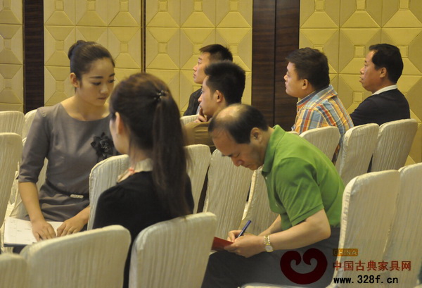 北京紅木愛好者陳先生在拍賣會現(xiàn)場拍下心儀已久的魯班木藝作品《兩門書柜》 北京紅木愛好者陳先生在拍賣會現(xiàn)場拍下心儀已久的魯班木藝作品《兩門書柜》