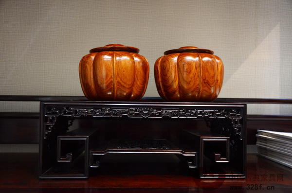 紅木工藝品為展廳增添文化氣韻(區(qū)氏臻品供圖) 紅木工藝品為展廳增添文化氣韻(區(qū)氏臻品供圖)