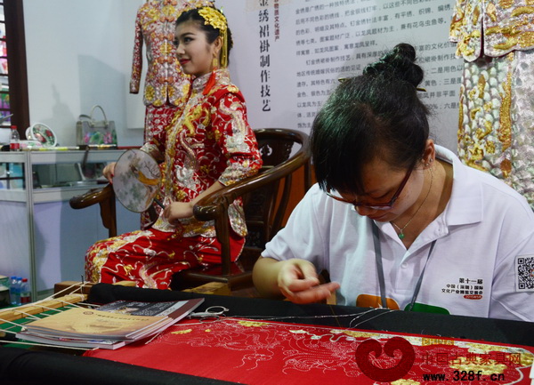 旗袍上活靈活現(xiàn)的刺繡盡顯高貴典雅的風(fēng)范 旗袍上活靈活現(xiàn)的刺繡盡顯高貴典雅的風(fēng)范