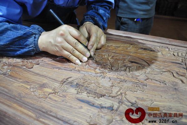 南枝紅紅木的每件產(chǎn)品都經(jīng)過(guò)雕刻師傅的精心雕琢 南枝紅紅木的每件產(chǎn)品都經(jīng)過(guò)雕刻師傅的精心雕琢