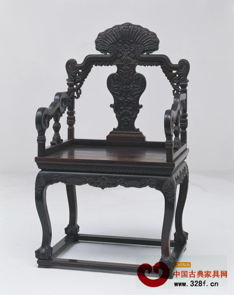 “西番蓮”是受歐洲洛可可、巴洛克風(fēng)格影響的一種紋飾,后來(lái)成為了廣作家具的“常客”(圖為紫檀雕西洋花紋扶手椅) “西番蓮”是受歐洲洛可可、巴洛克風(fēng)格影響的一種紋飾,后來(lái)成為了廣作家具的“??汀保▓D為紫檀雕西洋花紋扶手椅)