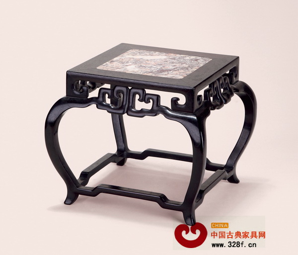 鑲嵌大理石的廣作家具是為了迎合西方人追求炫彩絢麗的審美情趣(圖為廣作紫檀嵌石面小桌) 鑲嵌大理石的廣作家具是為了迎合西方人追求炫彩絢麗的審美情趣(圖為廣作紫檀嵌石面小桌)