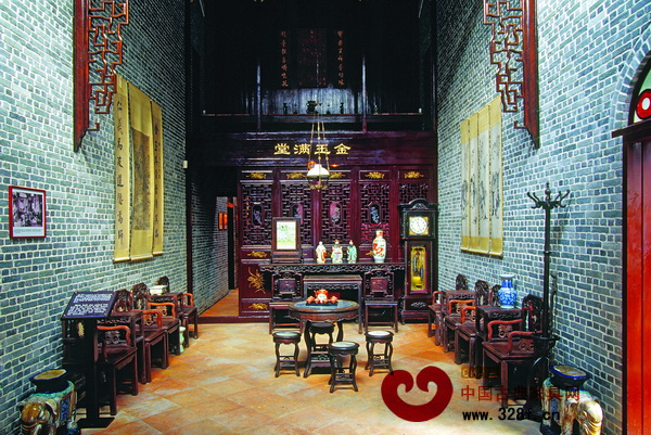 在廣州的西關(guān)大屋,陳列著眾多鑲嵌大理石的廣作家具 在廣州的西關(guān)大屋,陳列著眾多鑲嵌大理石的廣作家具