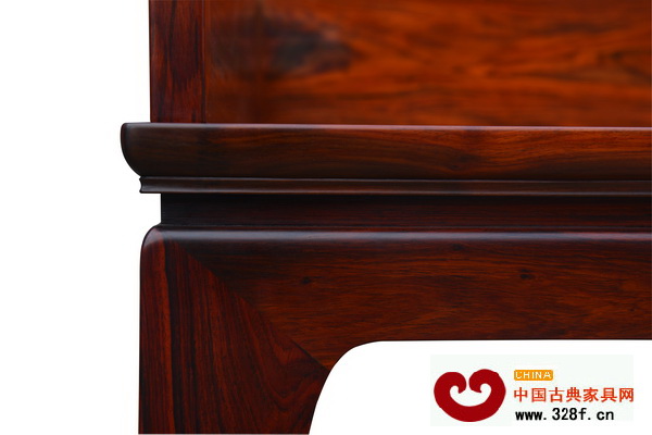 方直而內(nèi)側(cè)略帶彎曲的線條,硬朗之中兼具些許柔美 方直而內(nèi)側(cè)略帶彎曲的線條,硬朗之中兼具些許柔美