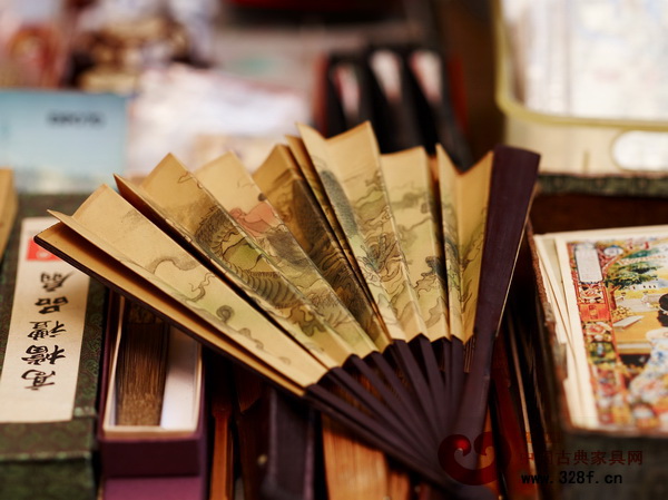 被賦予才情的定義,演繹著著風(fēng)雅,這把如此文藝的扇子,就是折扇 被賦予才情的定義,演繹著著風(fēng)雅,這把如此文藝的扇子,就是折扇