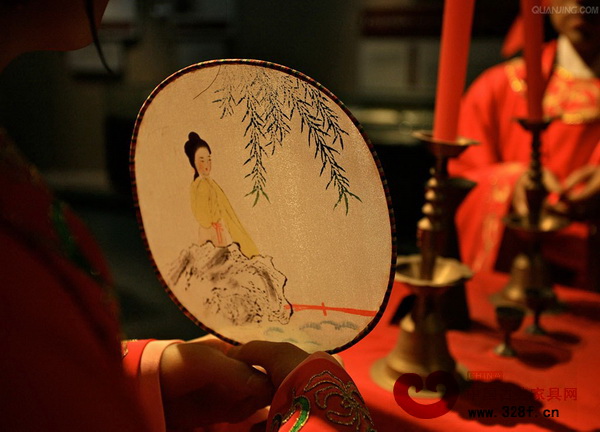 絹絲制成的扇面跟女子身上的羅衫交相輝映,將女性骨子里的柔美一一展現(xiàn) 絹絲制成的扇面跟女子身上的羅衫交相輝映,將女性骨子里的柔美一一展現(xiàn)