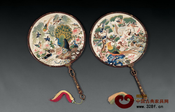 團(tuán)扇以紅木作扇柄,絹絲作扇面,上面繪以畫作(圖為清 粵繡油彩花鳥團(tuán)扇) 團(tuán)扇以紅木作扇柄,絹絲作扇面,上面繪以畫作(圖為清 粵繡油彩花鳥團(tuán)扇)