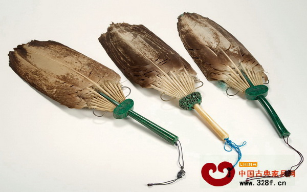 羽扇做起來(lái)非常講究,它以鳥類的羽毛(常用鵝毛、雉尾、鷹翎)作扇面,每側(cè)十羽,都有著自己特有做法(清·藏虬角柄羽扇三件) 羽扇做起來(lái)非常講究,它以鳥類的羽毛(常用鵝毛、雉尾、鷹翎)作扇面,每側(cè)十羽,都有著自己特有做法(清·藏虬角柄羽扇三件)