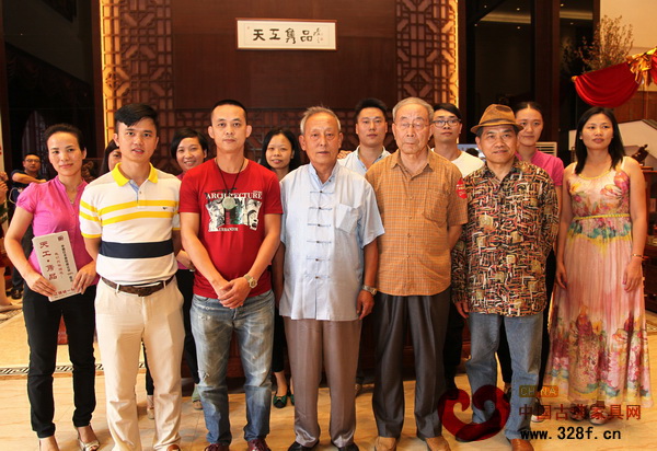 精品品鑒會(huì)嘉賓們前往天工雋品紅木實(shí)地參觀 精品品鑒會(huì)嘉賓們前往天工雋品紅木實(shí)地參觀