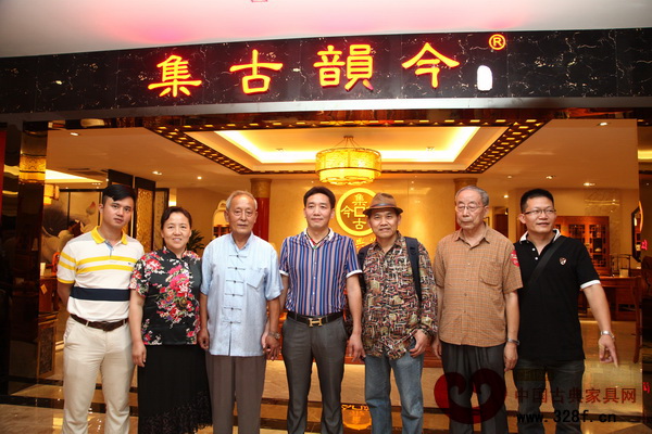 精品品鑒會(huì)嘉賓們參觀集古韻今后,對(duì)其創(chuàng)意和產(chǎn)品贊譽(yù)有加 精品品鑒會(huì)嘉賓們參觀集古韻今后,對(duì)其創(chuàng)意和產(chǎn)品贊譽(yù)有加