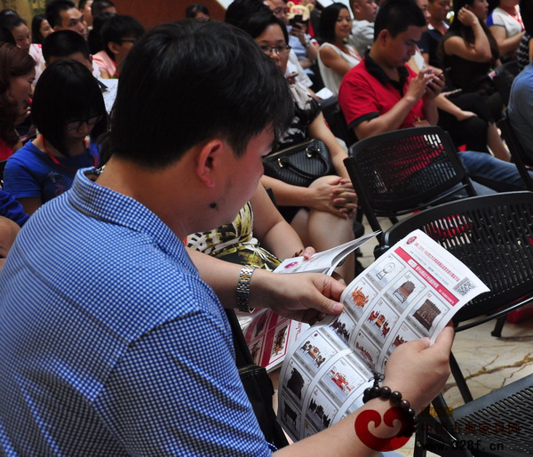 消費(fèi)者對(duì)此次紅木云團(tuán)購(gòu)節(jié)表現(xiàn)出極大的興趣,在現(xiàn)場(chǎng)認(rèn)真閱讀有關(guān)資料 消費(fèi)者對(duì)此次紅木云團(tuán)購(gòu)節(jié)表現(xiàn)出極大的興趣,在現(xiàn)場(chǎng)認(rèn)真閱讀有關(guān)資料