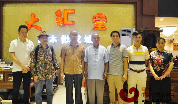 紅木專家參觀大匯堂紅木并與企業(yè)負(fù)責(zé)人合影 紅木專家參觀大匯堂紅木并與企業(yè)負(fù)責(zé)人合影
